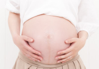 妊娠でお腹が膨らんだ写真